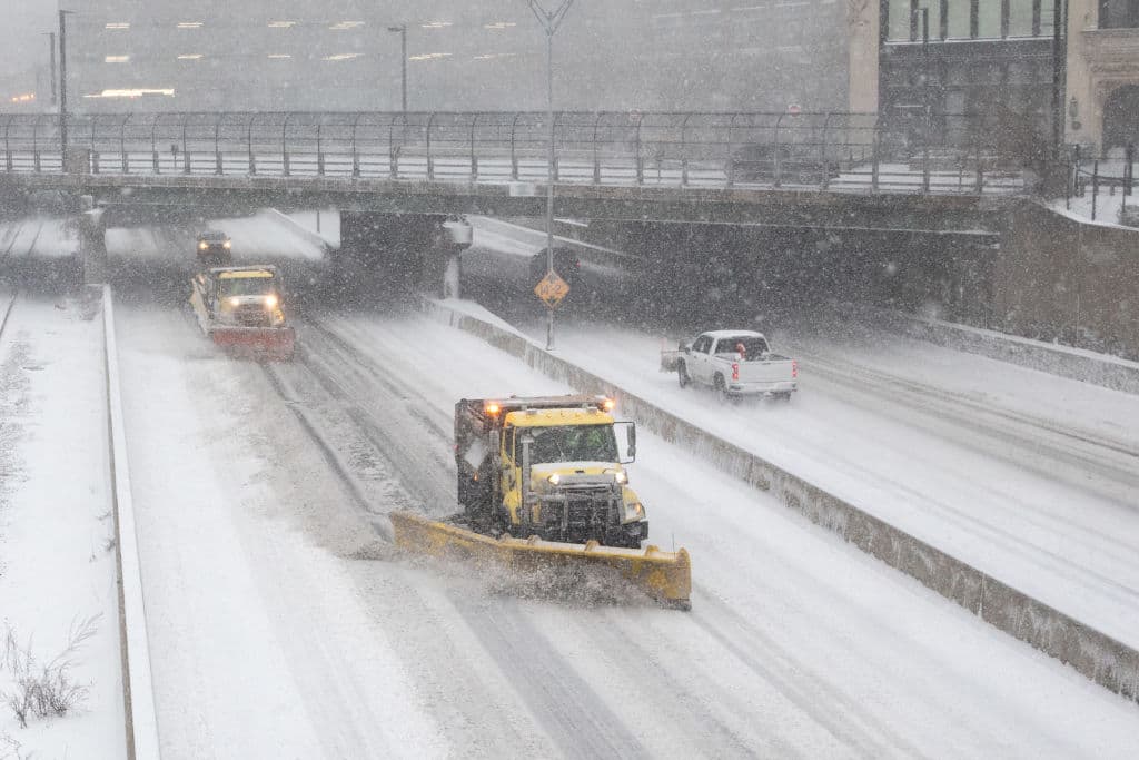 La tormenta está ocasionando cierre en las principales carreteras, y también ha generado cortes de energía. 
<b>Más de 100,000 usuarios estaban sin corriente este sábado en Massachussetts,</b> según la web PowerOutage.us.