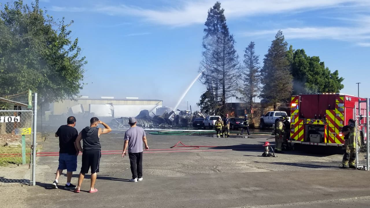 El Departamento de Bomberos requirió de dos camiones con escalera, un grupo de su personal y cinco bombas de agua para controlar el incendio y evitar que se esparciera a edificios aledaños.