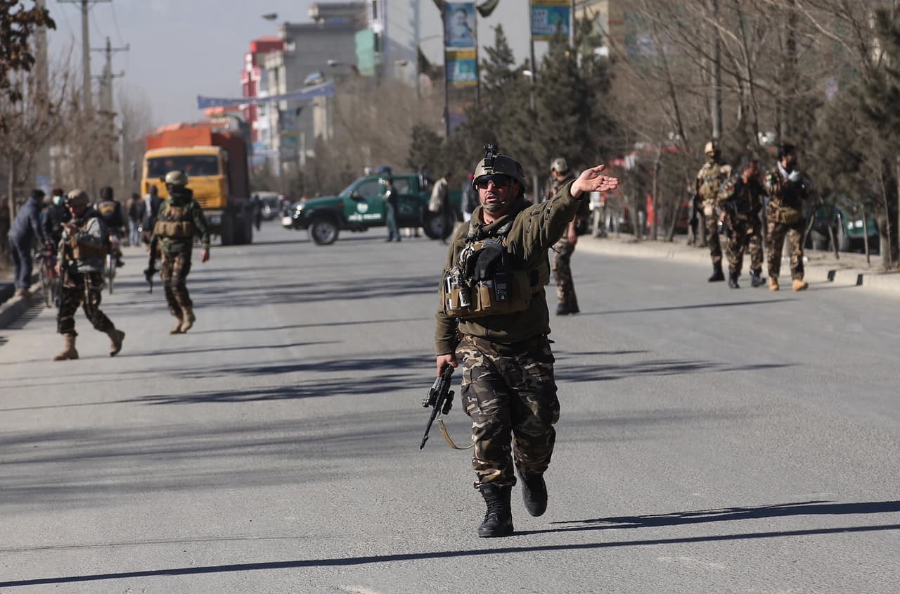 Personal de seguridad llega a la zona del oeste de Kabul, la capital de Afganistán, donde se han producido varios ataques mortales en un centro cultural.