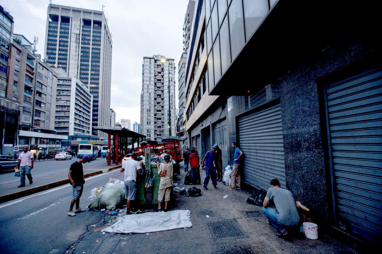 Como Irian, unas 15 personas recogen comida todos los días en este contenedor de basura ubicado en la avenida Urdaneta de Caracas, 
<b>a pocas cuadras del palacio de Miraflores desde donde gobierna Nicolás Maduro</b>. 
<a href="http://www.univision.com/noticias/crisis-en-venezuela/no-eramos-ricos-pero-comiamos-asi-es-vivir-con-hambre-en-venezuela">El hambre se ha agudizado en el país</a> desde su ascenso al poder.