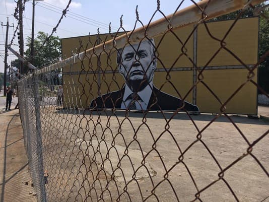 El muro tiene pintada la bandera mexicana a un costado y el rostro del presidente Trump al otro lado. "El muro permite a la gente escribir su punto de vista para que otros las puedan conocer y explorar las opciones", señaló el autor de la instalación, Joseph Guay.
