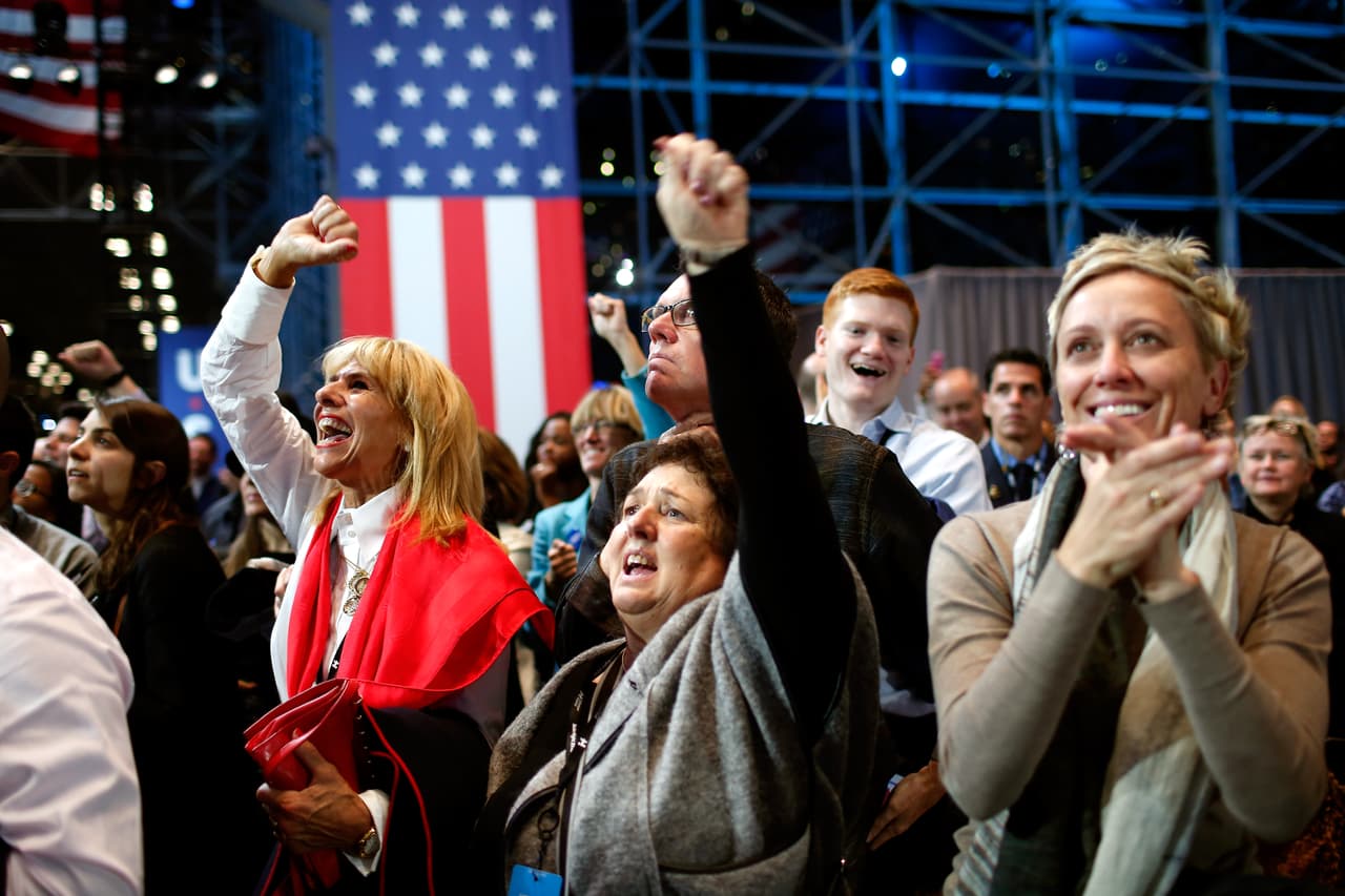 Los distintos resultado alrededor del país cambian el ánimo de los asistentes a la fiesta electoral de Hillary Clinton en la gran manzana