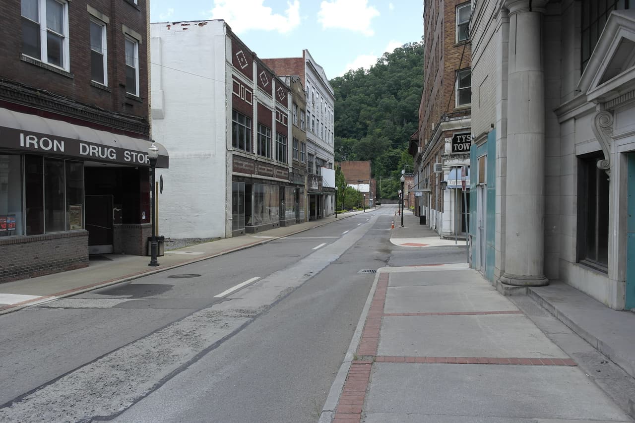 <h3 class="cms-H3-H3">5. Welch, West Virginia</h3>
<br>
<br>🏡 
<b>Cambio en la población de 2010 a 2020: </b>-34.2%
<br>
<br>🏡 
<b>Población total: </b>2,395 en 2010; 1,575 en 2020.
<br>
<br>🏡
<b> Ingreso medio por hogar: </b>$25,227
<br>
<br>🏡
<b> Tasa de pobreza: </b>32.2%
<br>
<br>🏡 
<b>Tasa de desempleo, promedio en los últimos cinco años: </b>9.5%
<br>