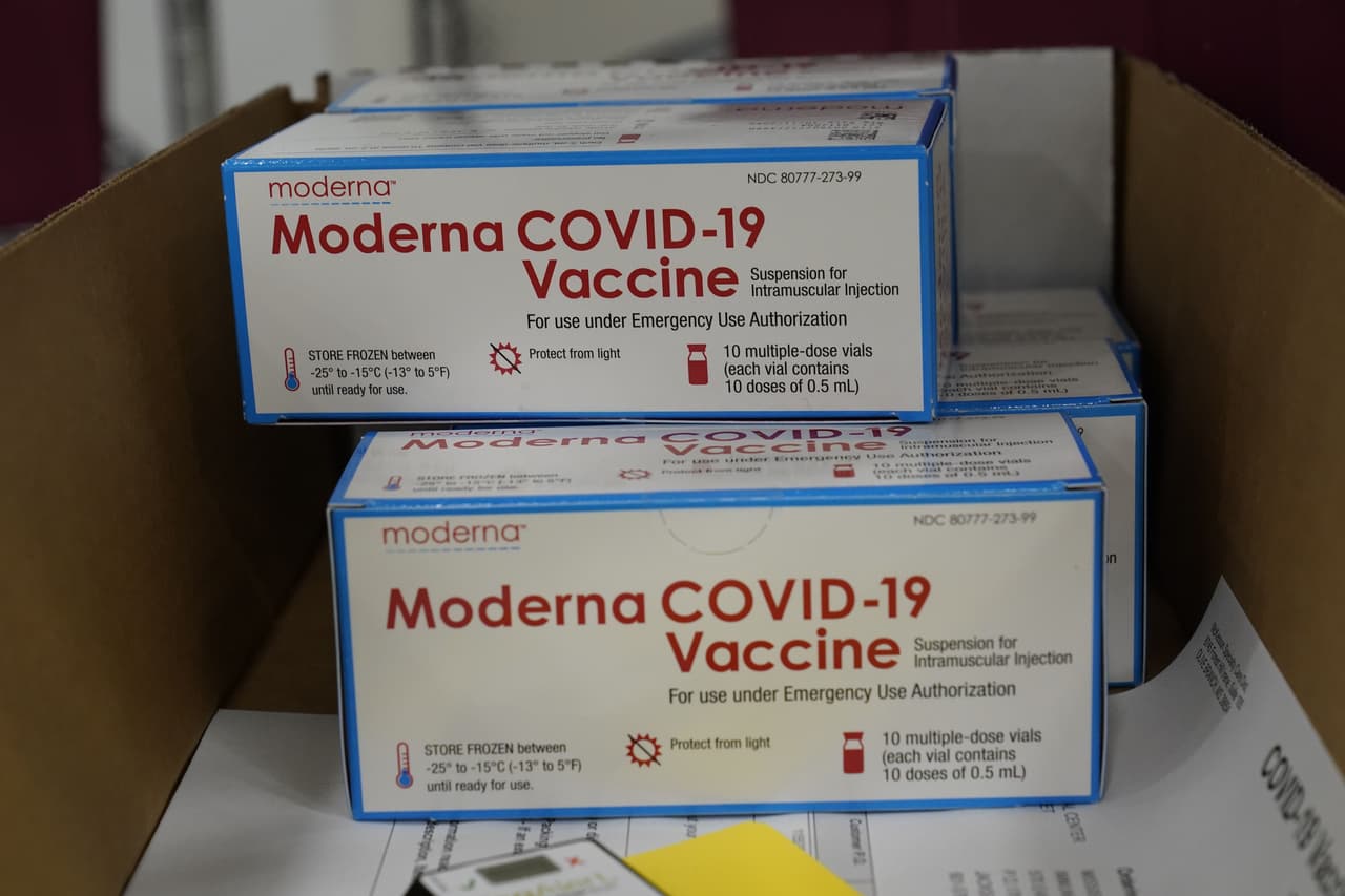 Para ubicar proveedores en tu área con un suministro de vacunas contra el covid-19, puedes visitar Vaccines.gov, o enviar un mensaje de texto con tu código postal al 822862.