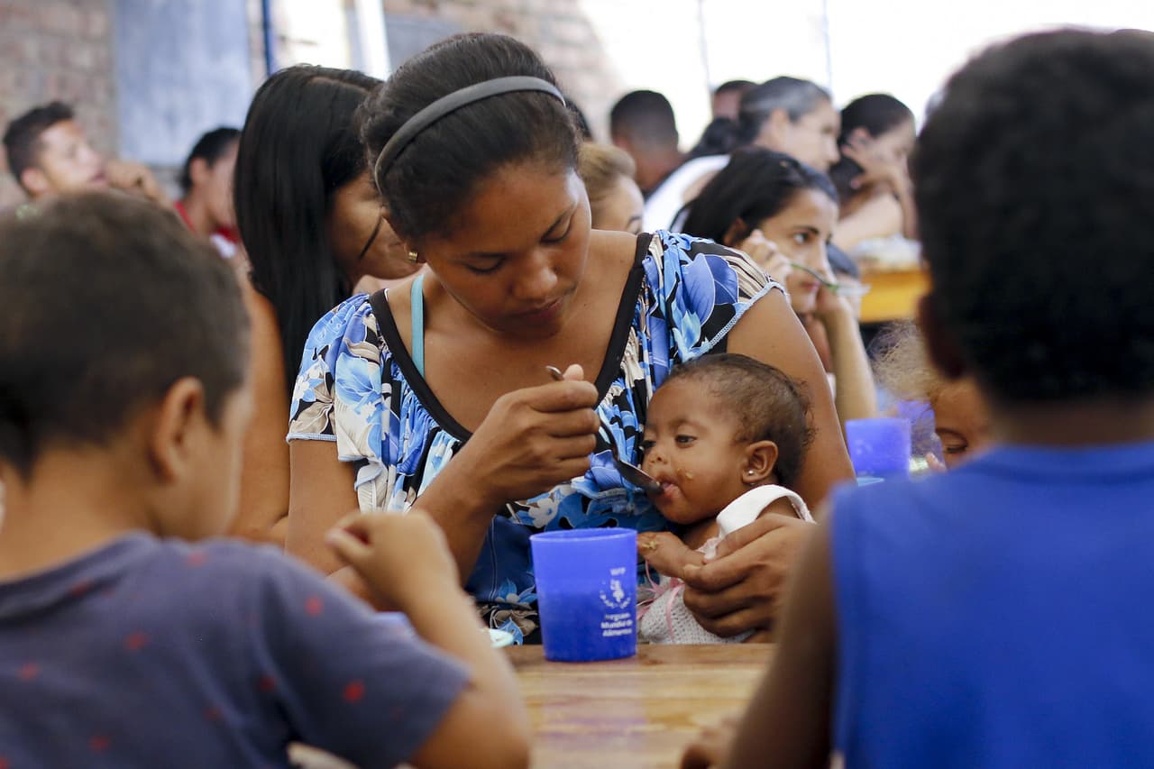De acuerdo con UNICEF, los niños desarraigados y sus familias afrontan dificultades añadidas a la hora de regularizar su estatus migratorio, algo que puede afectar a su acceso a protección social, atención sanitaria, desarrollo infantil temprano y educación.
