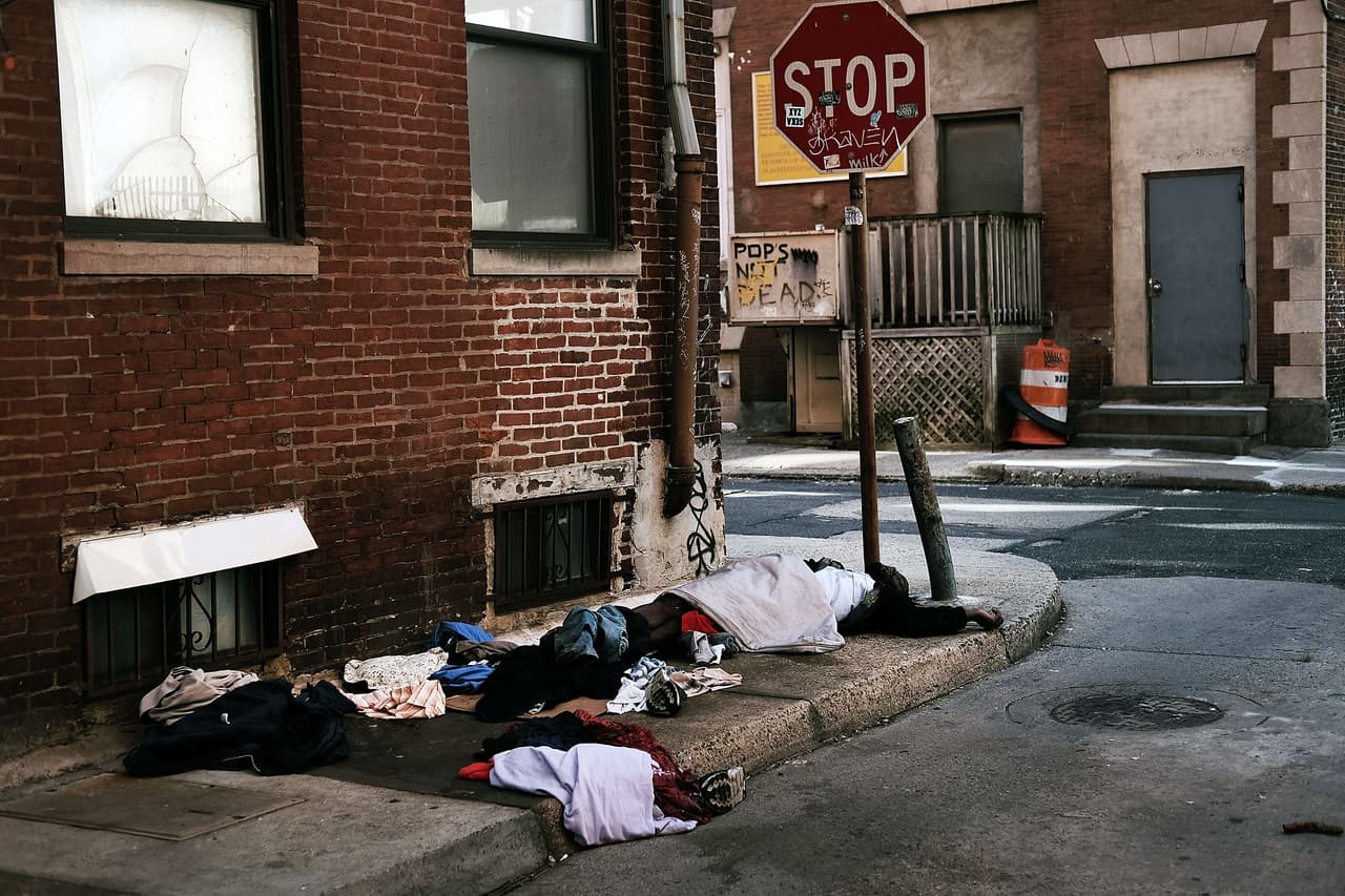 Las grandes ciudades y áreas metropolitanas han sido durante mucho tiempo centros de actividad económica y prosperidad en los Estados Unidos. Hay 384 áreas metropolitanas en los Estados Unidos, y en decenas de ellas, los ingresos son mucho más bajos que el promedio y las dificultades financieras graves son generalizadas.
<br>
<br>El sitio 247WallSt.com se basó en datos de la Oficina del Censo de Estados Unidos para identificar las ciudades más pobres de Estados Unidos, de acuerdo con su ingreso familiar promedio. Estos son los resultados. 
<br>