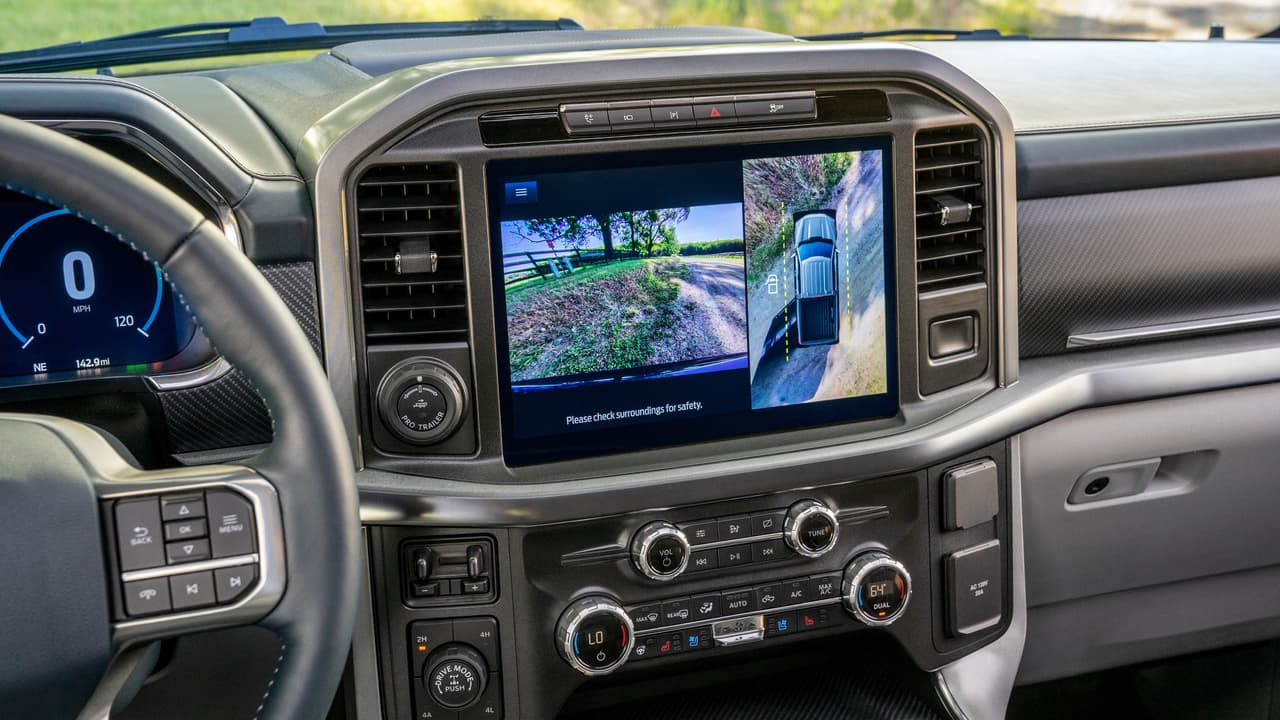 La nueva pantalla de 12 pulgadas de la Ford F-150 2021 permite operar simultáneamente varias funciones del vehículo.