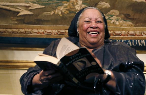 El editor Alfred A. Knopf indicó que Morrison 
<b>falleció el lunes por la noche en el Centro Médico Montefiore en Nueva York</b>. En la imagen se ve a la escritora posar con su novela de 1977 titulada 'Canción de Salomón' el 21 de septiembre de 2012 durante una recepción patrocinada por el embajador estadounidense Charles H. Rivkin (R) en su residencia en París.