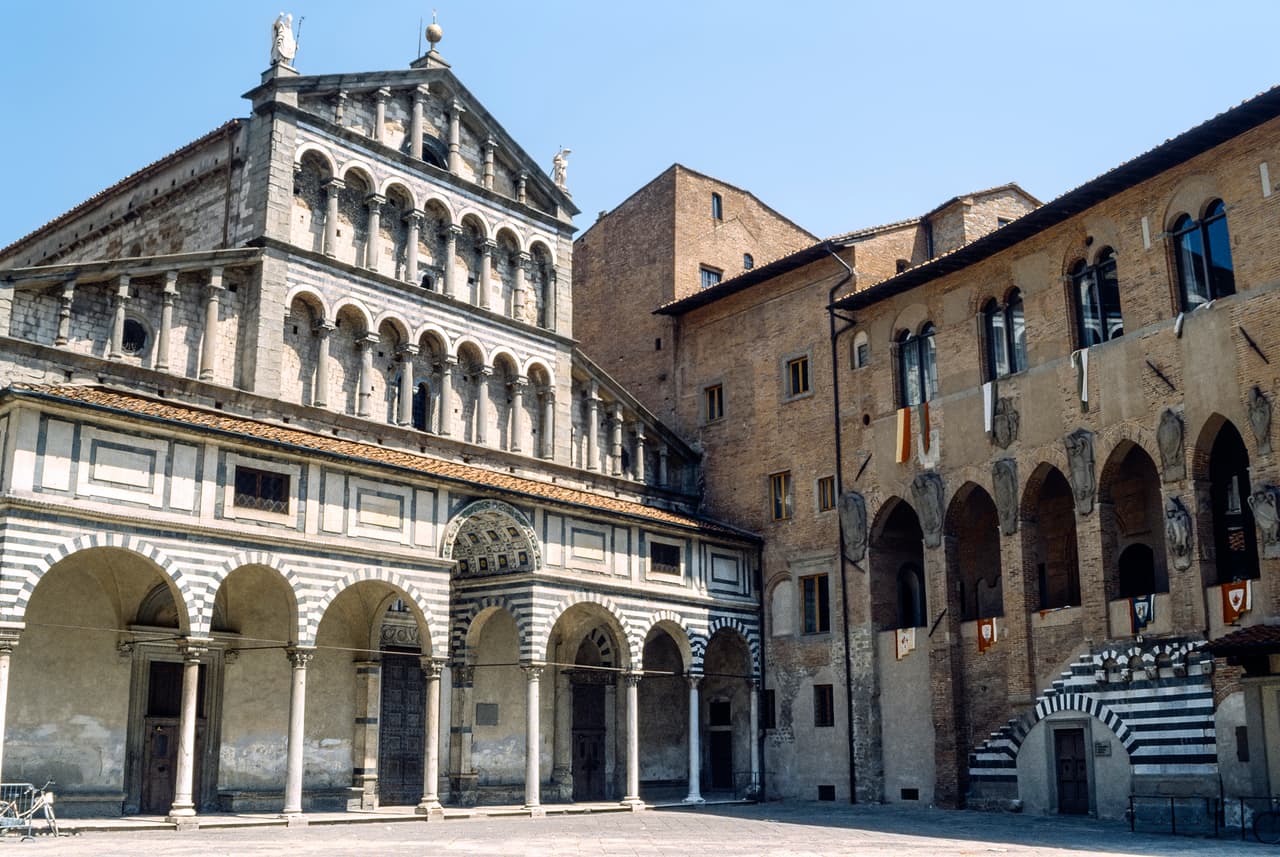 Esta es una de las entradas a 
<b>la Catedral de Pistoya, </b>una de las edificaciones más distintivas de esta ciudad italiana que también figura en la lista de los mejores destinos de viaje. | Foto: iStock.