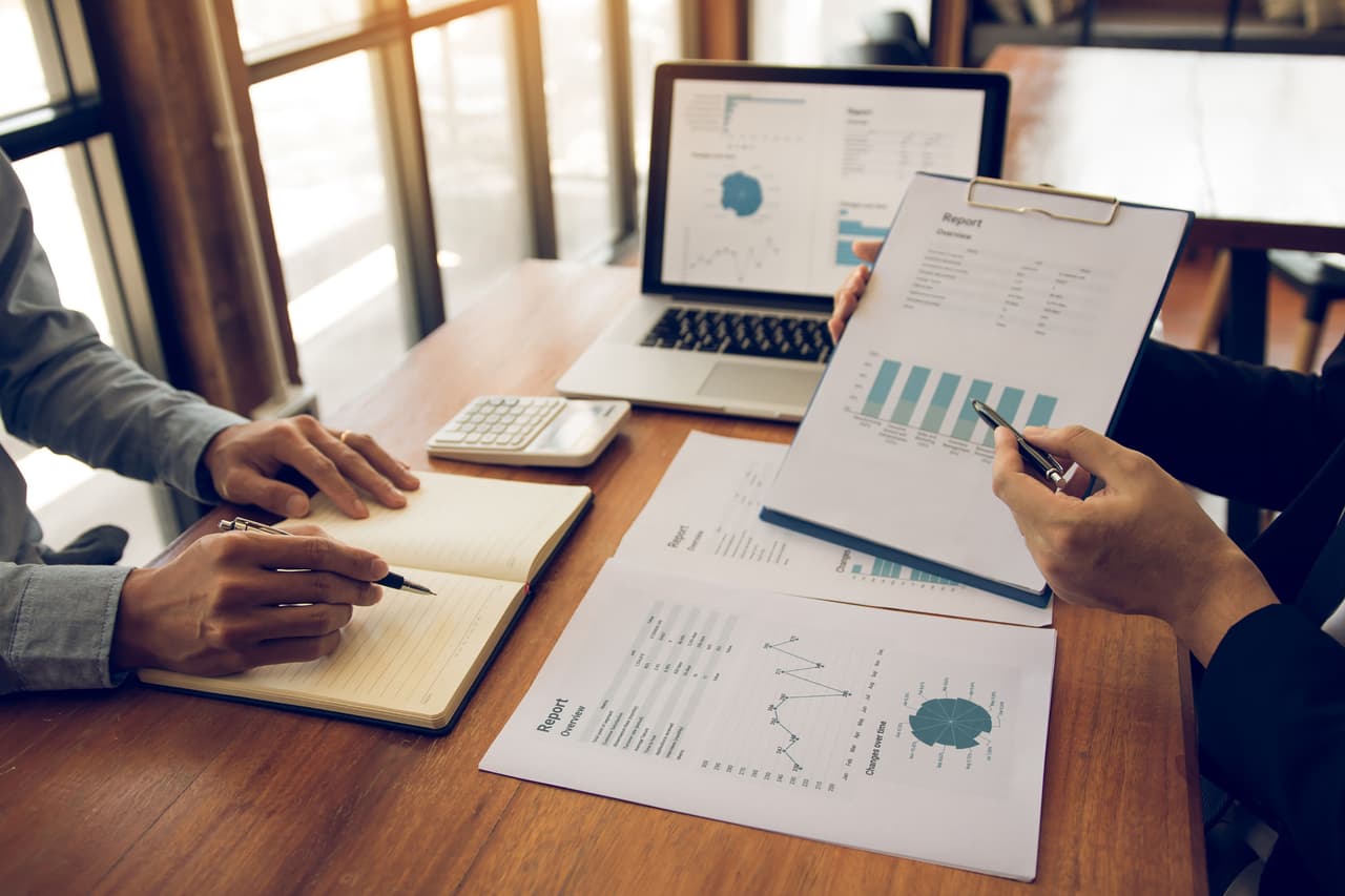 <b>Puesto 13. Jefes de planificación financiera</b>
<br>
<br>
<b>A qué se dedican:</b> lideran equipos que crean presupuestos, pronósticos y análisis comerciales dentro de una empresa.. 
<br>
<br>
<b>Principales industrias donde han sido contratados:</b> biotecnología, servicios financieros y tecnología.
<br>
<br>
<b>Principales lugares donde han sido contratados:</b> San Francisco, Nueva York y Boston.
<br>
<br>
<b>Salario anual:</b> entre 93,600 y 229,000 dólares. 
<br>
<br>
<b>Distribución de género:</b> 21.7% mujeres y 78.2% hombres.
<br>
<br>
<b>Experiencia previa promedio:</b> 12.5 años.
<br>
<br>
<b>Disponibilidad para el trabajo remoto:</b> 8.7%.