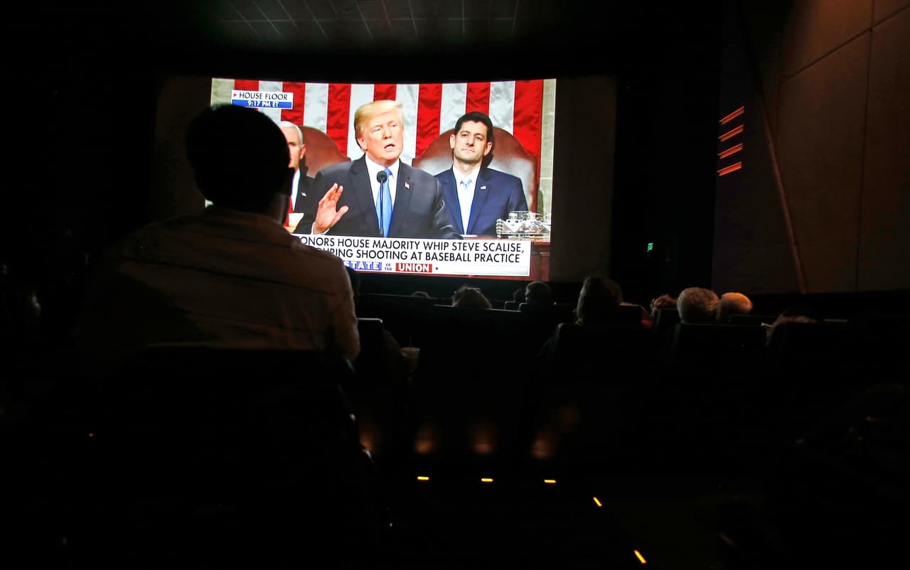 Partidarios de Donald Trump reunidos en un cine de Peoria, Arizona, para ver el discurso del presidente.