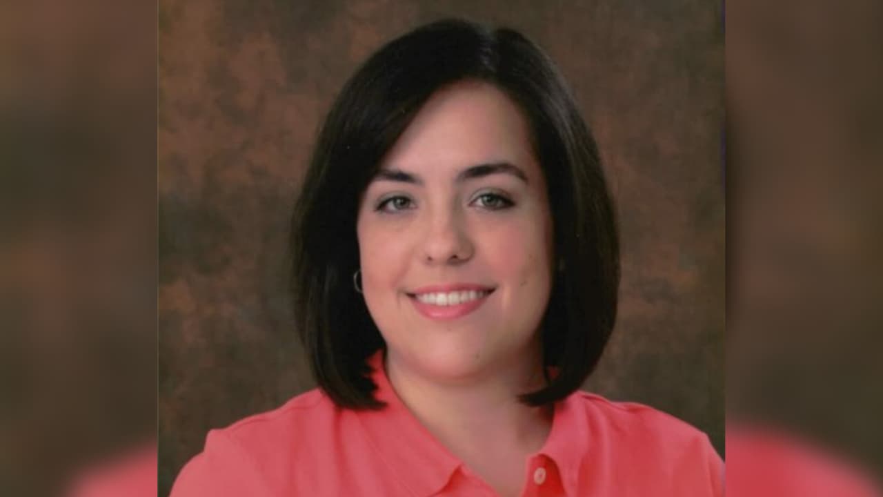<b>SEPTIEMBRE 2023</b>
<br>
<br>A 
<b><a href="https://www.univision.com/local/houston-kxln/fijan-fianza-james-paul-anderson-empleado-cleveland-isd-asesinar-esposa" target="_blank">Victoria Lynn Anderson</a></b>, de 34 años, sus familiares y amigos la recuerdan como una persona muy creativa, a quien le gustaban todo tipo de artes y manualidades. Le encantaba hornear y decorar pasteles y galletas, y tenía especial talento como maquilladora. 
<br>
<br>Ella fue asesinada a tiros el 24 de septiembre en su casa en Kingwood, al norte de Houston, en frente de su hijo de 3 años, mientras pedía ayuda al 911 porque su esposo amenazaba con dispararle.
<br>
<br>James Paul Anderson, de 37 años y esposo de la víctima, fue acusado del asesinato. Él era Jefe del Departamento de Educación Especial de Santa Fe Middle School.