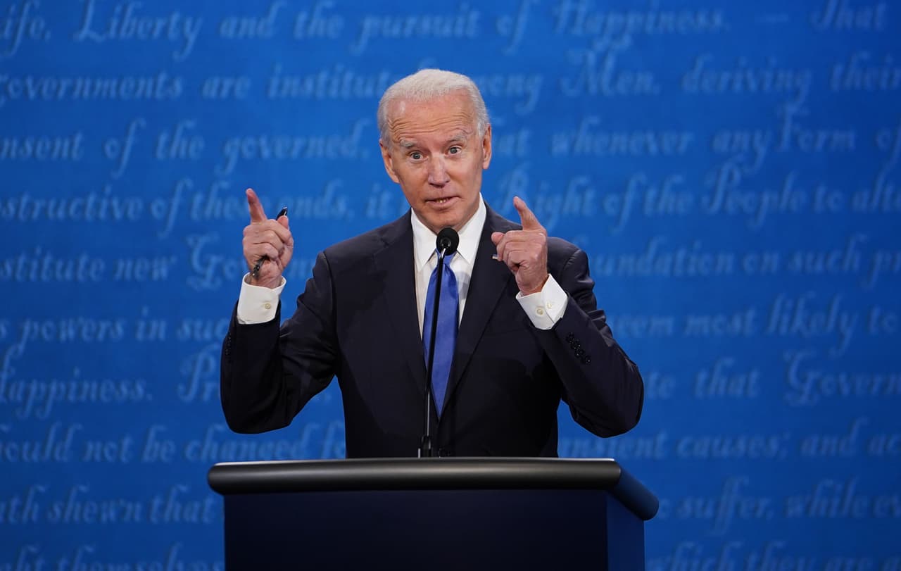 Mientras tanto, los dedos de Biden apuntando hacia arriba es un "gesto de autoridad. Cada vez que veamos este gesto recordemos que la persona nos está diciendo que tiene mucho poder.
