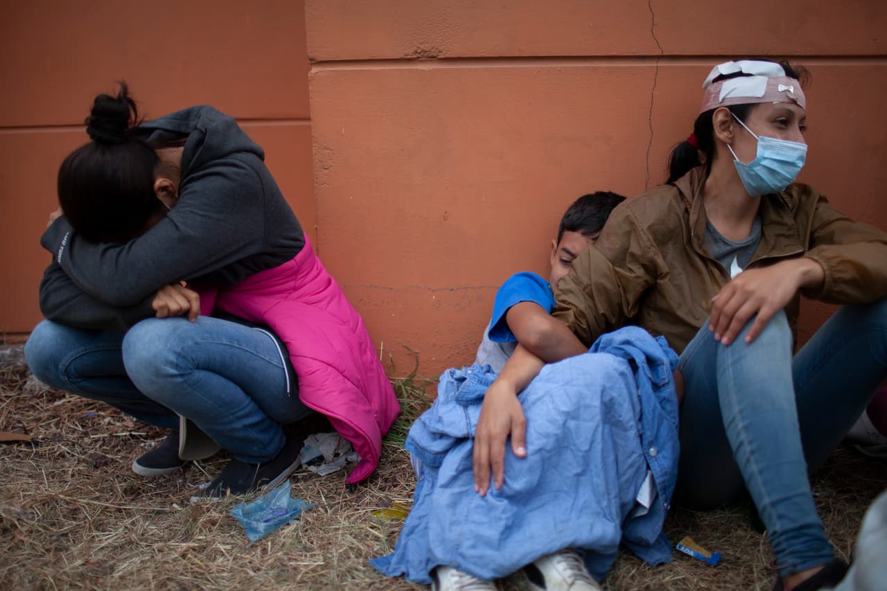 Una mujer herida después de una refriega entre policías y migrantes hondureños el 17 de enero en Vado Hondo, Guatemala. Aunque las autoridades advirtieron que no dejarían continuar hacia el norte a la caravana, el 14 de enero cientos de personas salieron de Honduras con la meta de llegar a Estados Unidos.