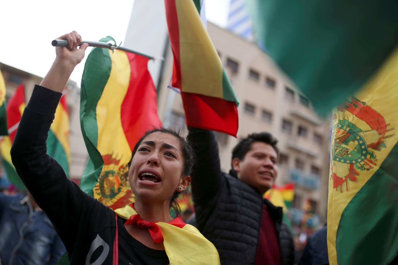 Mueren siete estudiantes universitarios en Bolivia tras caer del cuarto piso después que se rompiera un barandal