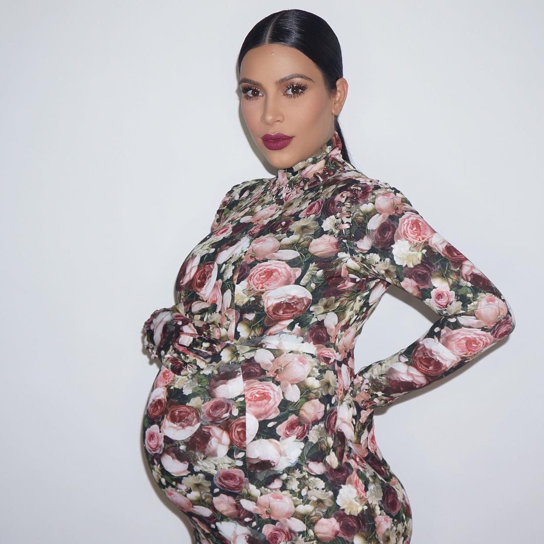 <b>Kim Kardashian</b> 
<br>Conocida por sus diferentes negocios, 
<b>Kim</b> es una de las celebridades más populares el mundo de la moda.