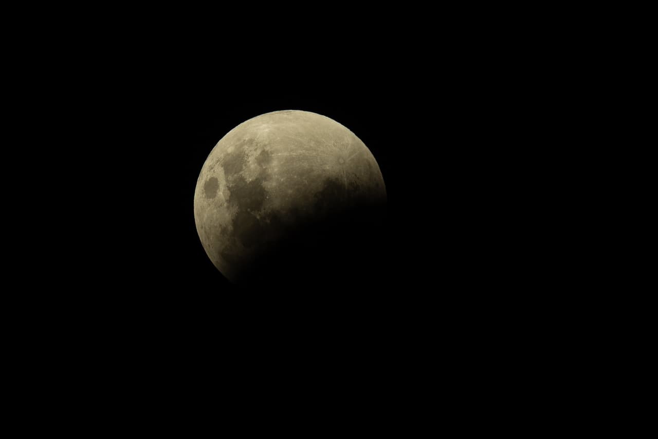 La sombra del planeta tierra abarca la mitad de la luna. Fotografía tomada desde Perth, Australia.