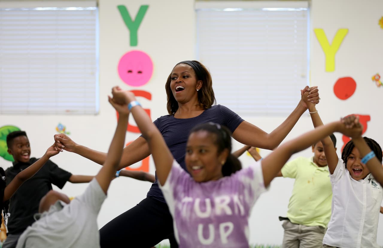 Meses después de lanzar “Let's Move”, la Casa Blanca lanzó una 
<a href="http://www.letsmove.gov/sites/letsmove.gov/files/TaskForce_on_Childhood_Obesity_May2010_FullReport.pdf"><u>lista</u></a> de 70 recomendaciones que se deberían tomar para lograr reducir la obesidad infantil a 5% para el año 2030. Desde fomentar el que las mujeres den pecho a los recién nacidos, hasta promover políticas para reducir el tiempo que los niños pasan viendo televisión, el documento incluyó medidas que involucraban a todos los sectores de la sociedad.