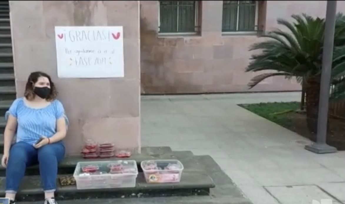 Lejos de que el monto necesario para viajar hasta Estados Unidos la desanime, Ana Laura ha tomado las riendas de la situación y decidió vender dulces en la calle para alcanzar a juntar el dinero que hace falta
<b> para cumplir con todas sus metas</b>, tal como lo ha hecho toda su vida, y seguir demostrando que es capaz de competir intelectualmente a nivel mundial. 
<br>
<br>