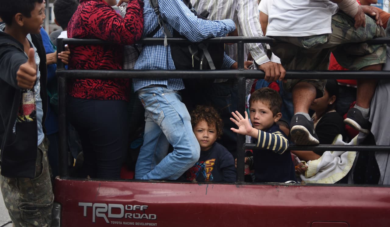 Inmigrantes de El Salvador, Honduras y Guatemala pagaron $2,200 millones a coyotes los últimos cinco años: informe