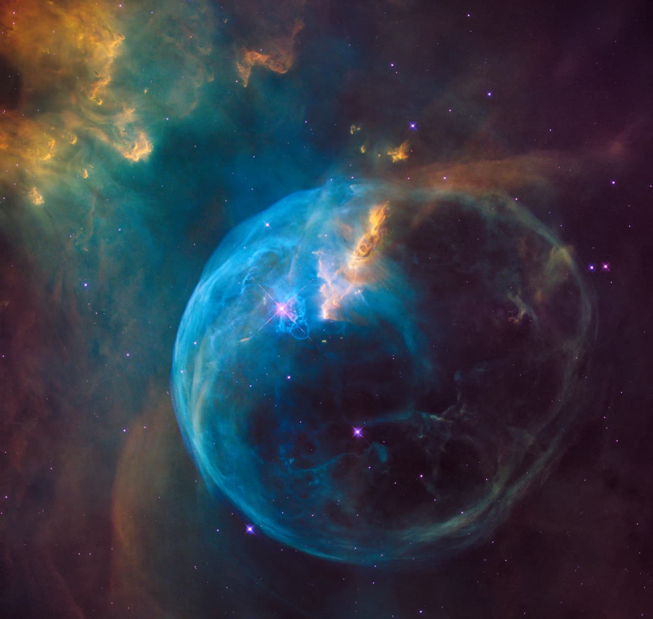 <b>Nebulosa de burbuja (2016). </b>El Hubble capturó esta imagen de una enorme burbuja que fue lanzada al espacio por una estrella súper caliente y masiva. La estrella que forma esta nebulosa es 45 veces más masiva que nuestro Sol. La astrofísica Rosa Díaz comenta a Univision Noticias que Hubble fue el primero en detectar "atmósferas en planetas extrasolares", algo que no se podría hacer con observaciones desde la Tierra.