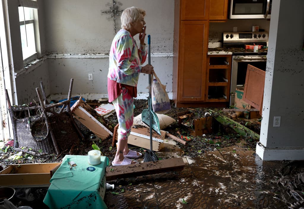 Las personas perdieron sus bienes cuando el agua penetró hasta sus viviendas. Algunos ancianos quedaron atrapados en sus casas porque el agua llegaba hasta sus techos.