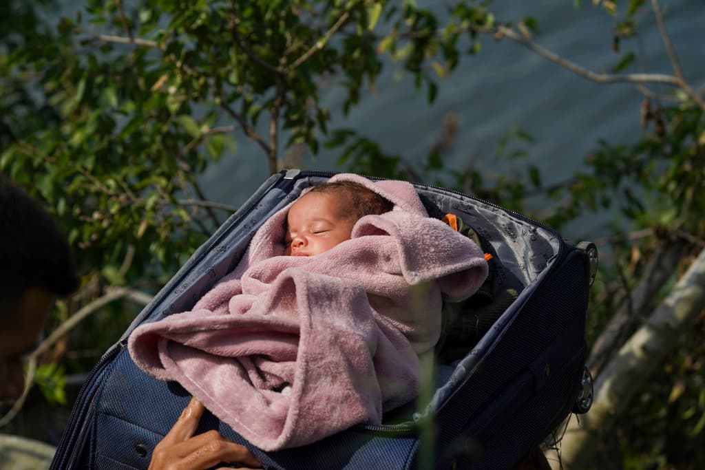 Los migrantes llegaban constantemente el miércoles al río Bravo, en Matamoros. Una familia puso a un bebé dentro de una maleta abierta. Un hombre la sostuvo por encima de su cabeza mientras que otro caminaba lentamente detrás de él como precaución. Otro niño cruzó sobre los hombros de un adulto. El presidente Joe Biden admite que la situación en la frontera con México 
<a href="https://www.univision.com/noticias/inmigracion/fin-titulo-42-biden-advierte-situacion-frontera-mexico-sera-caotica-un-tiempo">"será caótica un tiempo"</a> tras fin del Título 42.