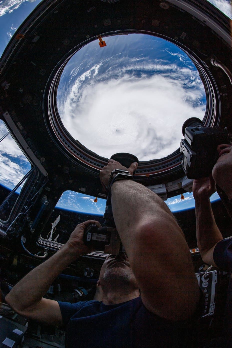 “Monitoreamos el camino del huracán Dorian desde la Estación Espacial. Nuestros corazones y pensamientos están con los afectados”, escribió Koch junto a esta fotografía del 5 de septiembre. 
<a href="https://www.univision.com/noticias/fenomenos-naturales/fotografias-interactivas-el-antes-y-despues-del-paso-destructor-del-huracan-dorian-por-las-bahamas"><u>Dorian, se estacionó sobre el norte de Las Bahamas</u> </a>y causó severos destrozos.