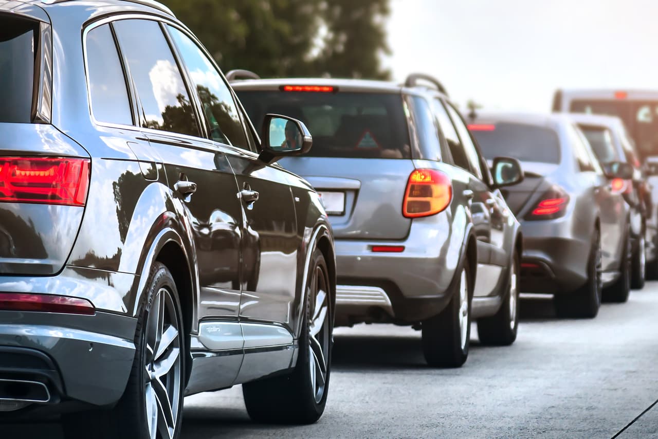 En condiciones normales los precios de carros usados por lo general se mantienen relativamente constantes año tras año. En el 2020, por ejemplo, hubo un aumento del 0.1% con respecto al año anterior; y en el 2019 se registró una reducción del 0.2% en comparación al 2018.
<br>
<br>
<b>Relacionado: </b>
<a href="https://www.univision.com/carros/ranking-de-carros/carros-descontinuados-estados-unidos-2022-fotos">¿Los vas a extrañar? Carros que no regresarán a los concesionarios de EEUU en 2022</a>