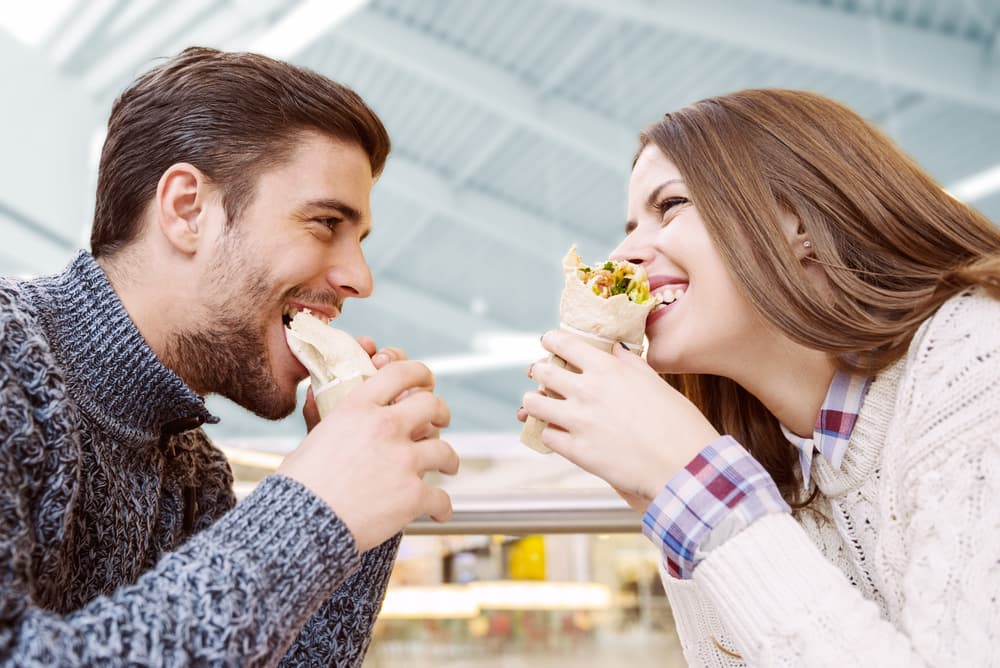 Se entablan pláticas y conversaciones iniciales para irse conociendo mejor. Lo que sucede les asombra por la afinidad de gustos, tendencias, opiniones. Van a un restaurante por primera vez y el restaurante que escogen es el preferido de los dos, el tipo de comida que les gusta es la misma, las bebidas, los postres ¡es algo increíble!