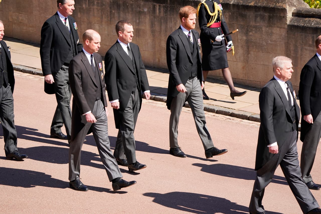 Con su muerte, el príncipe Harry regresó al Reino Unido después de un año, para asistir al funeral de su abuelo, evento en donde fue captado conversando con su hermano William y su cuñada Kate Middleton. Pero se especula que 
<b><a href="https://www.univision.com/famosos/principe-harry-reunion-principe-william-principe-carlos-funeral-principe-philip-fotos">el distanciamiento continúa</a></b>. 
<br>