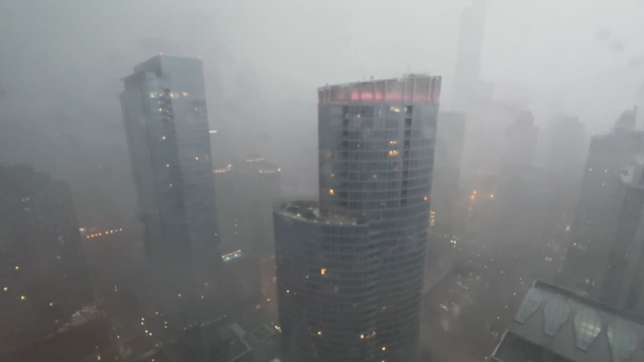 El centro de Chicago vivió intensas lluvias por al menos una hora, en donde hubo relámpagos, y ráfagas de viento.