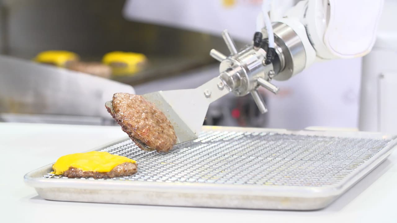 “Ven a ver a 'Flippy' en acción en Pasadena”, dice el anuncio de un restaurante de la cadena internacional CaliBurger, en esta ciudad de California. ‘Flippy’ se ha convertido en la nueva atracción de este establecimiento y, aunque su nombre parece sugerir que se trata de una mascota, es en realidad una compleja máquina equipada con circuitos electrónicos, cámara y sensores láser, conectados a un sistema de inteligencia artificial que trabaja en equipo con los empleados.
