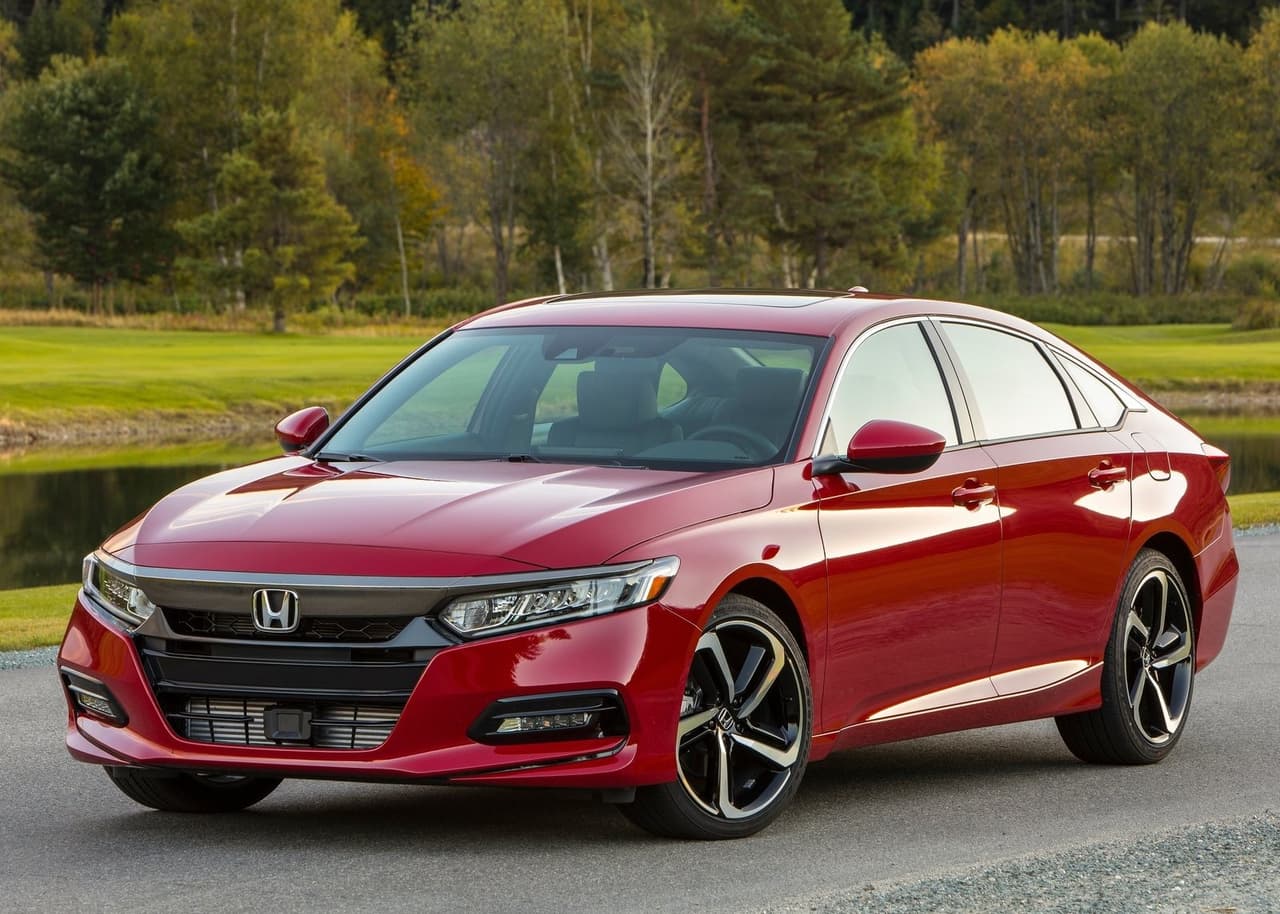 <h3 class="cms-H3-H3"><b>17. Honda Accord</b></h3>
<br>
<br>El Honda Accord actualmente es fabricado en Marysville, Ohio. Comparado al ranking del año pasado, este sedán cayó de la posición 15 a la 17. Su precio inicial es de $24,970.
<br>