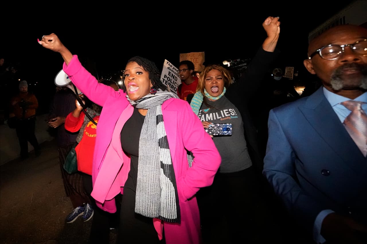 “Es otro doloroso recordatorio 
<b>del profundo miedo y trauma, el dolor y el agotamiento que los estadounidenses negros </b>y morenos experimentan todos los días”, dijo el presidente en un comunicado, mientras se desarrollaban protestas, incluso en Washington D.C.
<br>