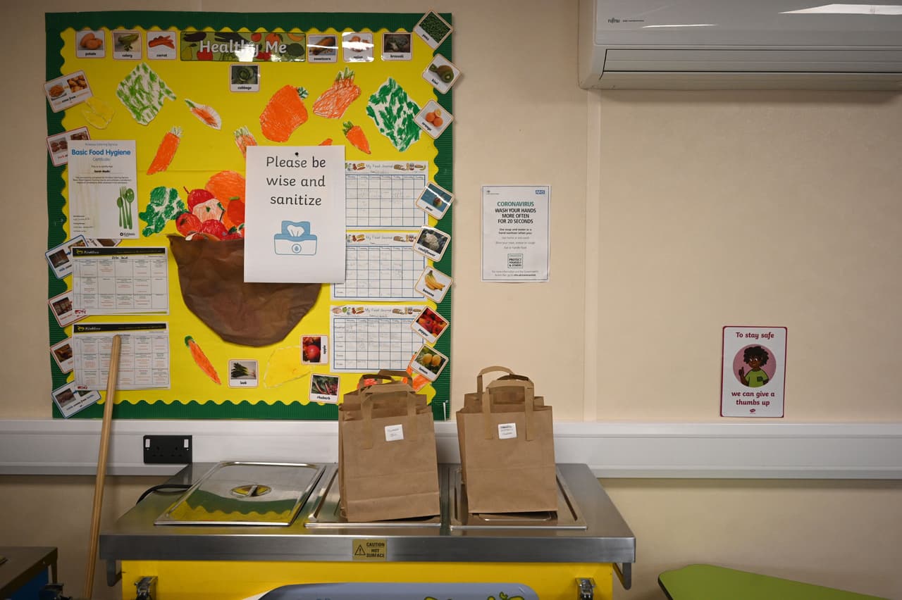 <a href="https://files.nc.gov/covid/documents/guidance/Strong-Schools-NC-Public-Health-Toolkit.pdf" target="_blank">"StrongSchoolsNC"</a> fue el plan presentado por las autoridades estatales, y que establece un conjunto integral de prácticas básicas que las escuelas públicas deberán seguir. Según anunció el Departamento de Salud y Servicios Humanos (Ncdhhs) en un comunicado, el objetivo es minimizar el 
<a href="https://www.univision.com/local/north-carolina-wuvc/mapa-del-coronavirus-en-carolina-del-norte-busca-tu-condado-y-enterate-de-los-casos-confirmados-y-fallecidos">riesgo de exposición del covid-19</a> entre los estudiantes, el personal y las familias.