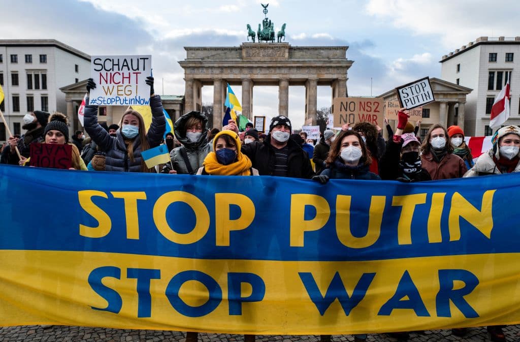 <b>El mundo contra la guerra</b>
<br>
<br>Incluso desde antes de que se iniciara la invasión, el mundo comenzó a proyectarse en contra de las amenazas belicistas de Rusia. Tras el 24 de febrero de 2022, las calles de prácticamente todos los países europeos, Estados Unidos, Canadá y otros muchas naciones del planeta se llenaron de personas protestando contra la invasión. Las muestras de solidaridad con Ucrania siguen ocurriendo a día de hoy y los principales líderes del mundo han condenado la guerra y siguen buscando posibles salidas diplomáticas al conflicto. 
<br>
<b>Aquí puedes verlo en fotos: </b>
<a href="https://www.univision.com/noticias/mundo/muestras-generosidad-solidaridad-con-ucrania-por-todo-el-mundo-fotos">"Detengan la guerra": el mundo entero se solidariza con Ucrania y condena la invasión de Putin</a>