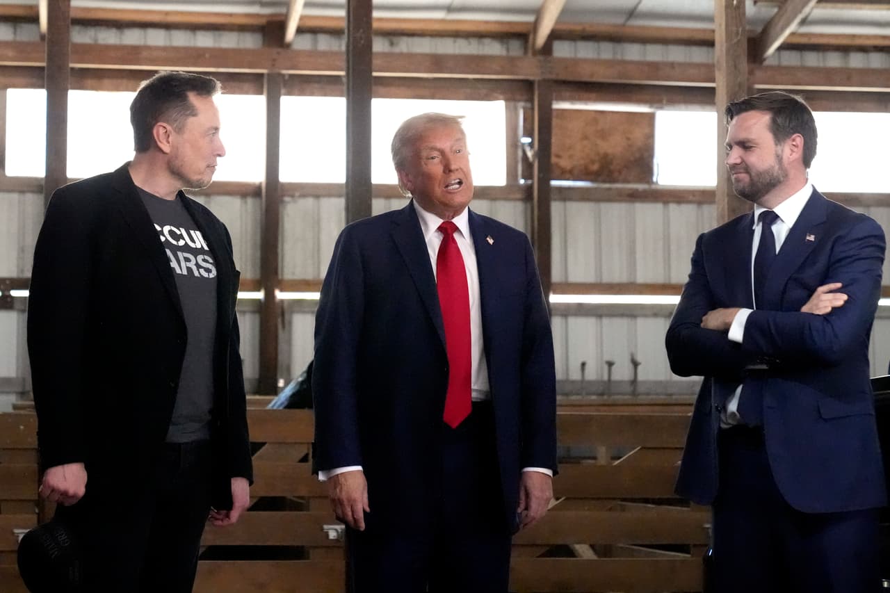 El director general de Tesla y SpaceX, Elon Musk, el entonces candidato republicano a la presidencia, Donald Trump, y el entonces candidato republicano a la vicepresidencia, JD Vance, en un evento de campaña en Butler, Pensilvania, el 5 de octubre de 2024.