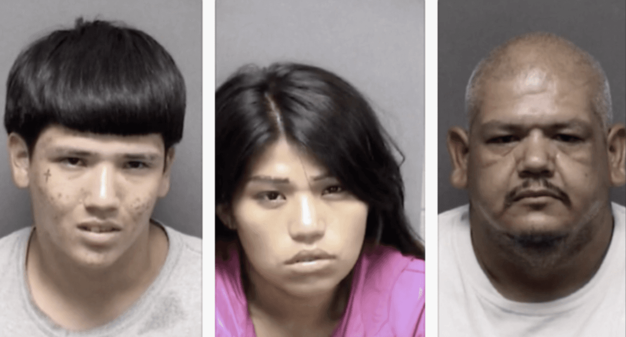 <b>Frank Rangel</b>, de 42 años; su hijo 
<b>Adam</b>, de 18; y su hija, 
<b>Alysson Paredes</b>, de 25 años, fueron arrestados e ingresados en la cárcel del condado de Bexar bajo cargos de 
<b>manipular u ocultar un cadáver</b>.
<br>
<br>La policía de San Antonio sospecha que son los 
<a href="https://www.univision.com/local/san-antonio-kwex/gloria-martinez-asesinato-arrestados-san-antonio">responsables de arrojar el cuerpo dentro del contenedor. </a>