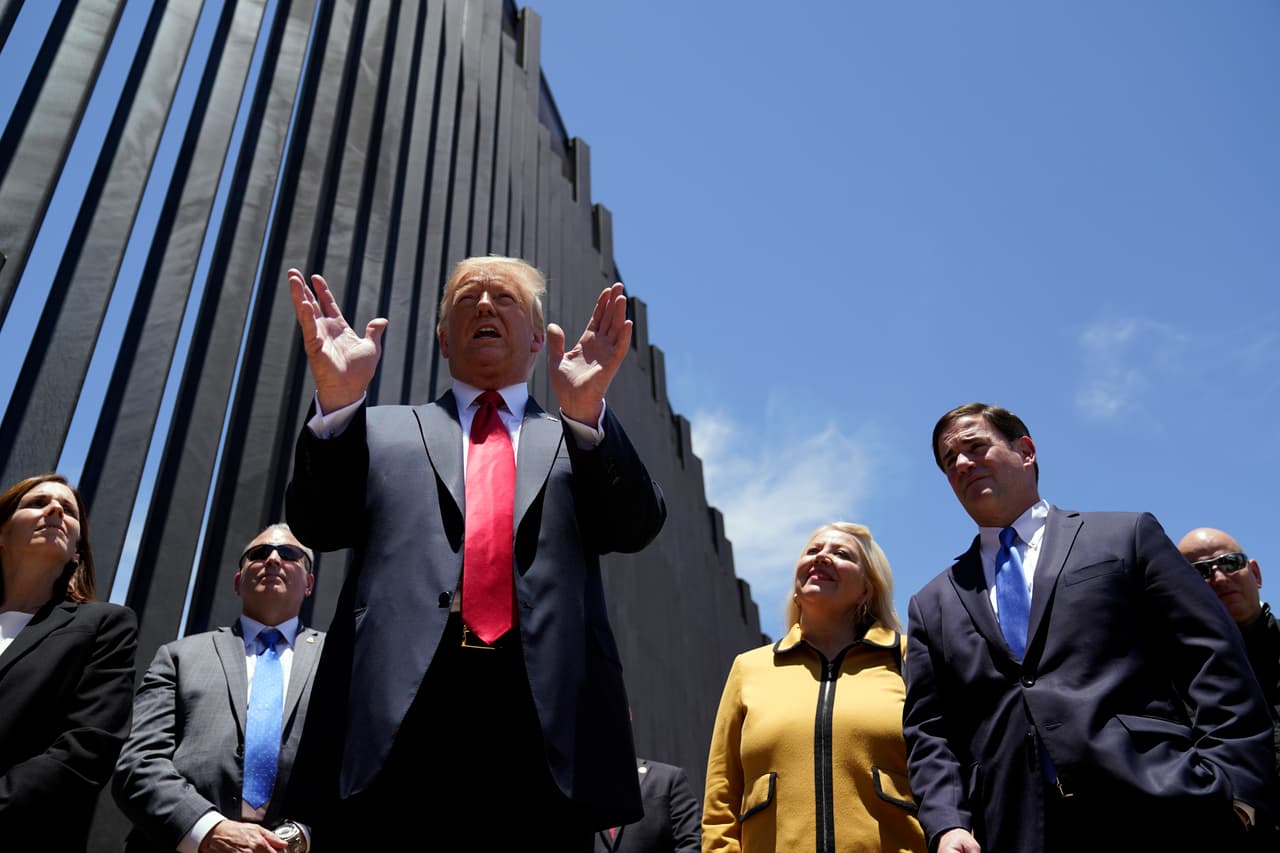 “Nuestra frontera nunca ha estado más segura ", aseguró Trump al reunirse con el gobernador republicano Doug Ducey (segundo desde la derecha en la foto) y funcionarios de la Patrulla Fronteriza.
<br>