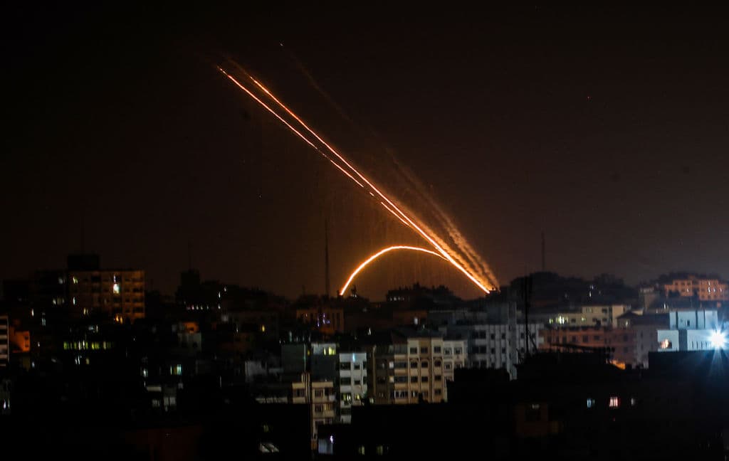 ¿Cómo funciona el 'Domo de Hierro'? Cohetes son disparados, en este caso desde Gaza (en la imagen). 
<b>En ese momento, el sistema alerta de un ataque inminente y reacciona para neutralizar las amenazas</b>. Según informó el Ejército israelí, de los alrededor de 1,050 misiles y morteros disparados, 850 fueron interceptados por este sistema antimisiles.