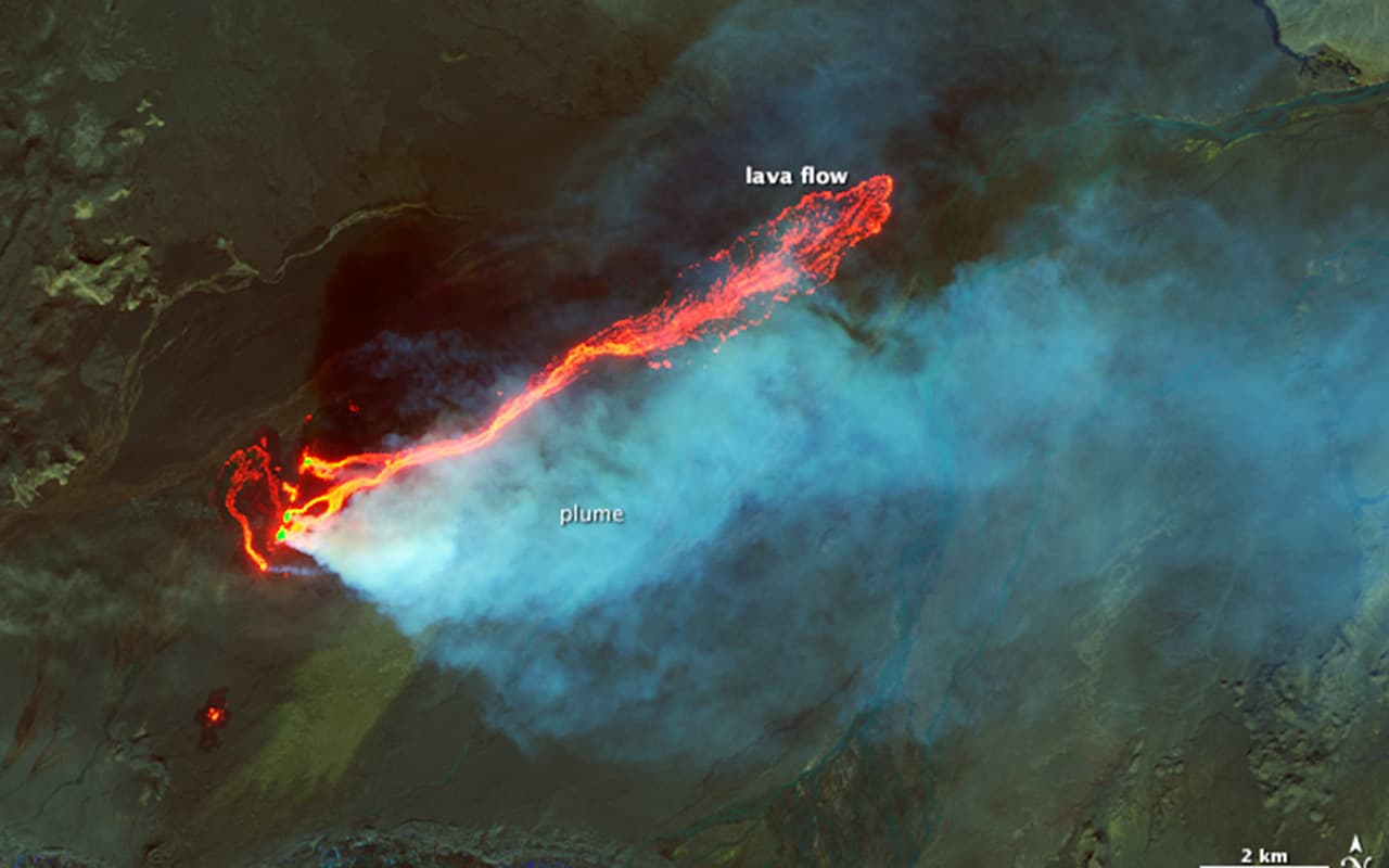 <b>Flujos turbulentos de lava en el campo de Holuhraun.</b> Islandia a menudo está cubierta por nubes y es difícil de observarla desde el espacio. Esta vista del campo de lava Holuhraun se tomó con imágenes infrarrojas desde el espacio, el 6 de septiembre de 2014. 
<br>