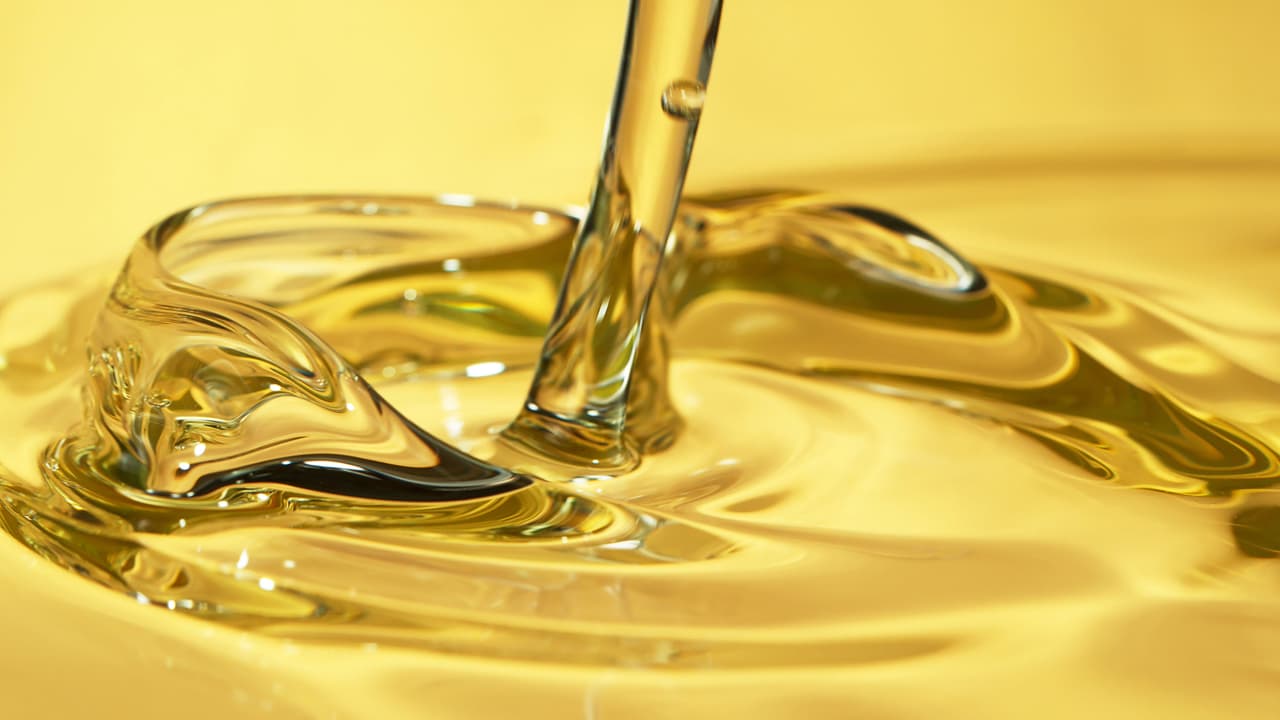 <b>Puesto 17. Aceite de girasol</b>
<br>
<br>Emisión de gases de efecto invernadero para producir un kilogramo de producto: 3.6 kilogramos de CO2.
<br>
<br>Tierra necesaria para producir un kilogramo de producto: 17 metros cuadrados.
<br>
<br>Agua dulce necesaria para producir un kilogramo de producto: 1,007.9 litros.
<br>