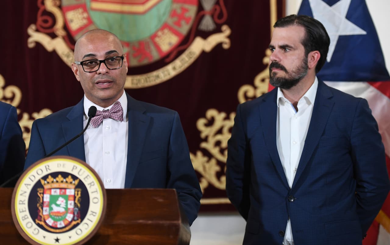 Después del secretario de Hacienda, el próximo en la línea de sucesión sería Eligio Hernández, secretario de Educación. "En estos momentos este servidor está concentrado única y exclusivamente en los trabajos del Departamento de Educación. Yo nunca me anticipo a posibilidades. "No sabemos lo que va a ocurrir en los próximos días", dijo Hernández en entrevista radial.