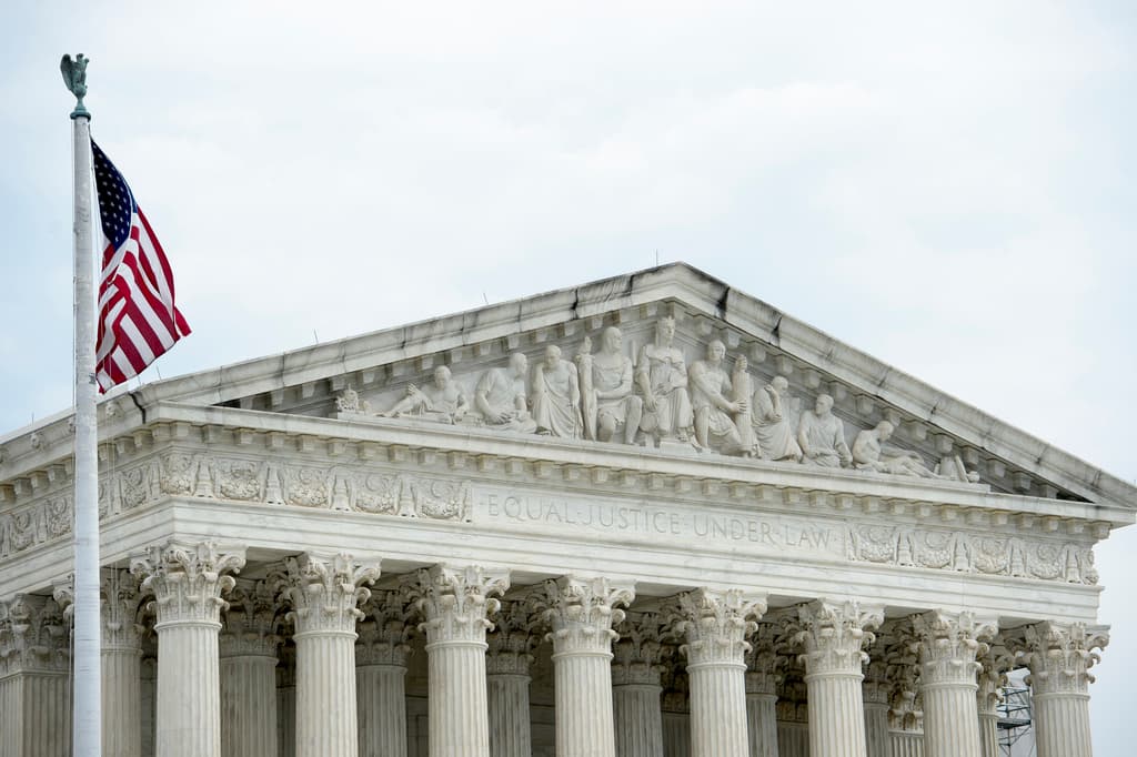 Trump reconfiguró la Corte Suprema, que ahora lo ayuda a reformar el gobierno con pedidos de emergencia