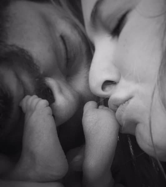Los actores compartieron en las redes sociales esta tierna foto donde se nota que se derriten de amor: "Nos portamos bien 🙌🏻 para q Dios nos regalara la oportunidad de tenerte en nuestras vidas 😍 gracias, gracias, gracias 🙌🏻🙏🏻❤️🍼te amamos @matiasgildesousa #papáymamá #nuestroregalo", escribió en Instagram la guapa venezolana.