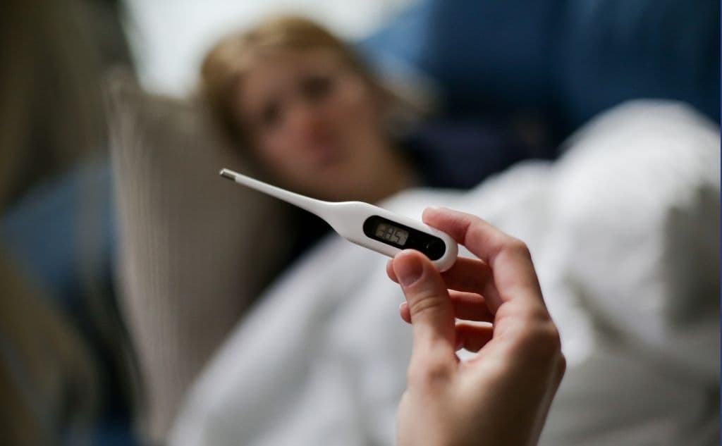 La dermatóloga 
<b>recibe pacientes que llegan con “el pelo covid”</b>, que es como ellos lo llaman, pero tiene una explicación médica y es que la fiebre alta que produce el virus puede provocar la caída del cabello, según la 
<a href="https://www.aad.org/public/diseases/coronavirus" target="_blank">Academia Americana de Dermatología</a>.