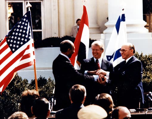 El presidente de Egipto, Anwar Sadat (izq.,) Jimmy Carter y el primer ministro de Israel, Menachem Begin, se saludan en la firma del tratado de paz en marzo de 1979.