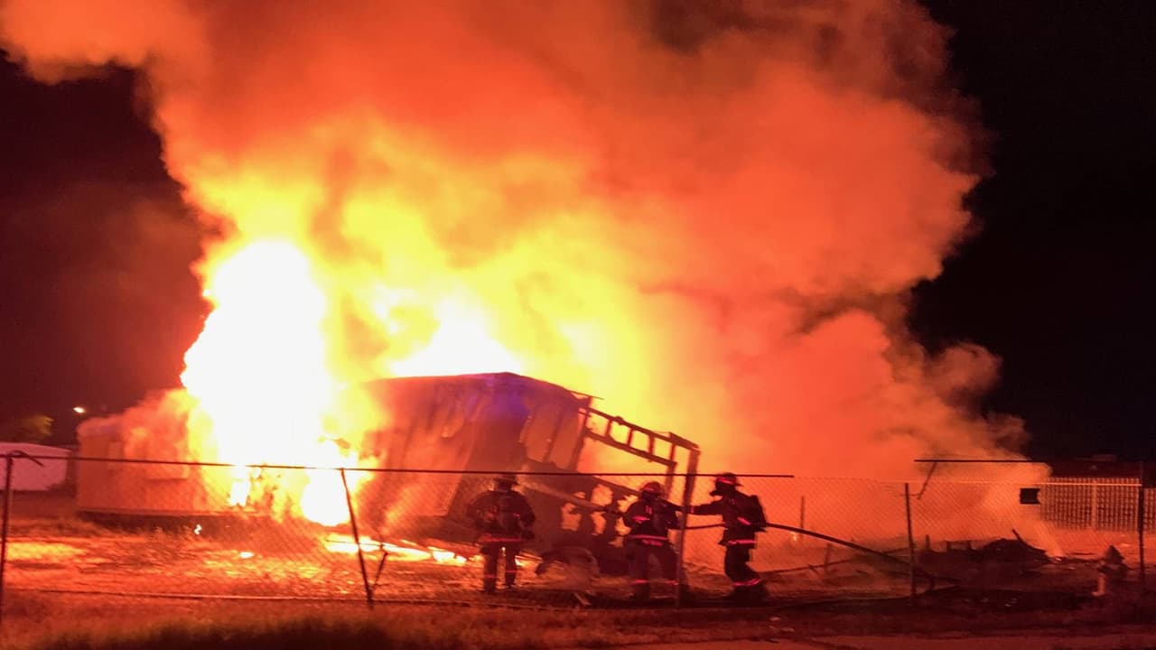 Los bomberos del 
<a href="https://twitter.com/PHXFire" target="_blank"><b>departamento de Phoenix </b></a>fueron enviados una casa móvil en llamas la madrugada del 18 de abril.
<br>