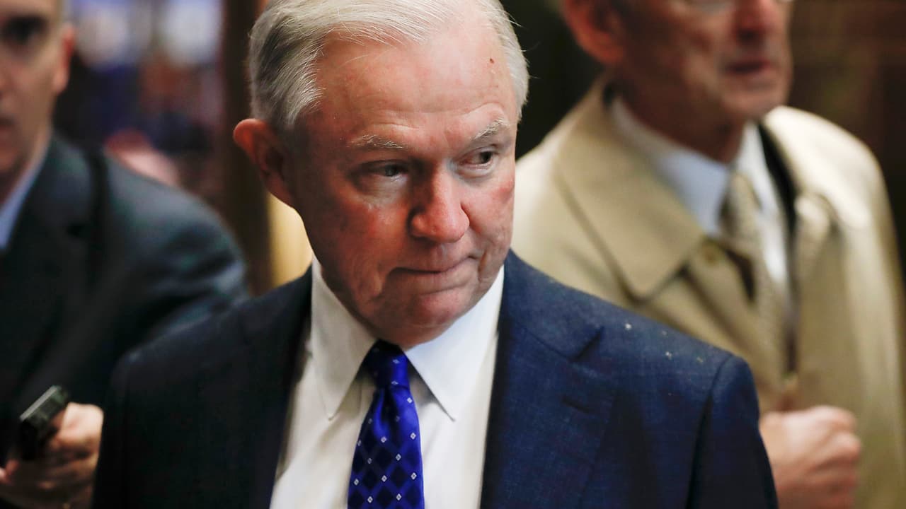 Sessions prohíbe a los jueces archivar casos de deportaciones de inmigrantes sin antecedentes penales